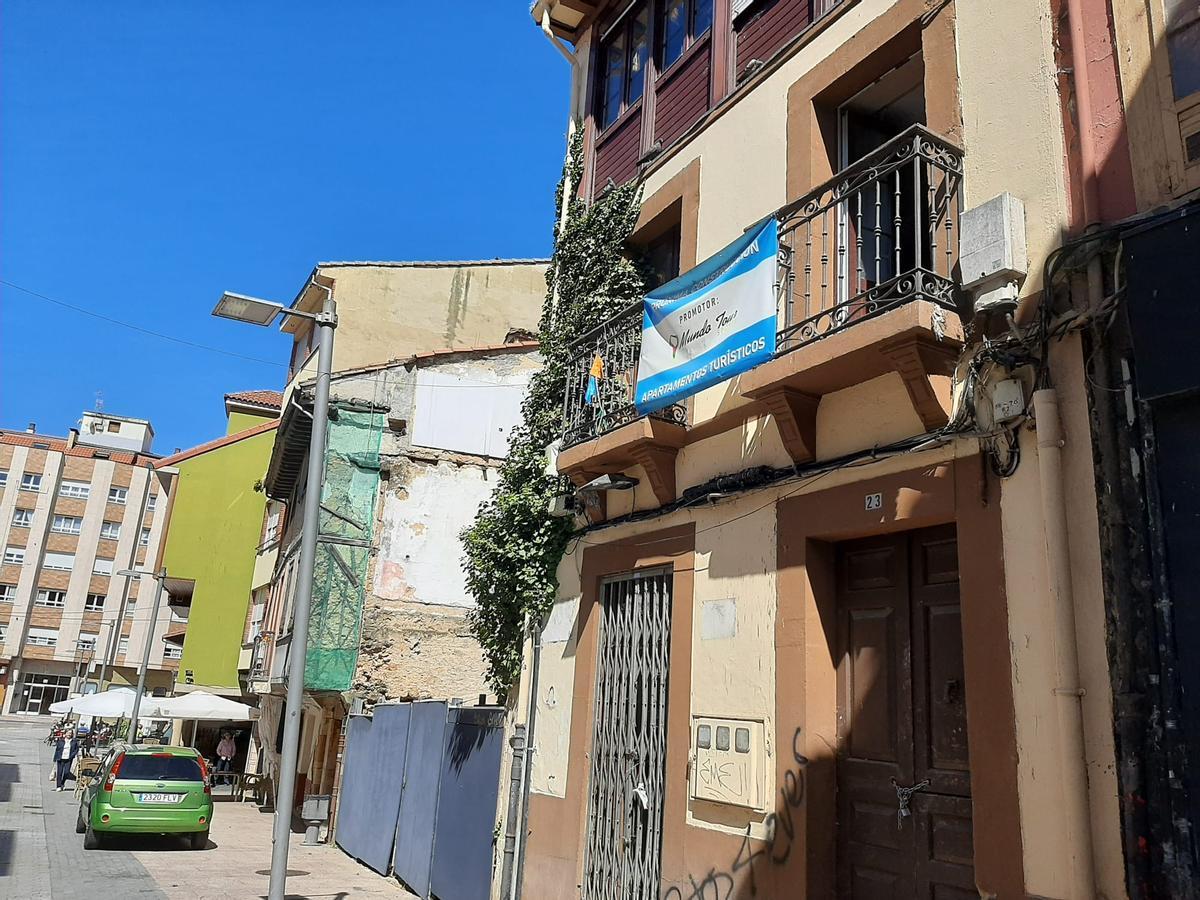 Edificio en el que está previsto edificar una docena de apartamentos en la calle San Antonio de la Pola