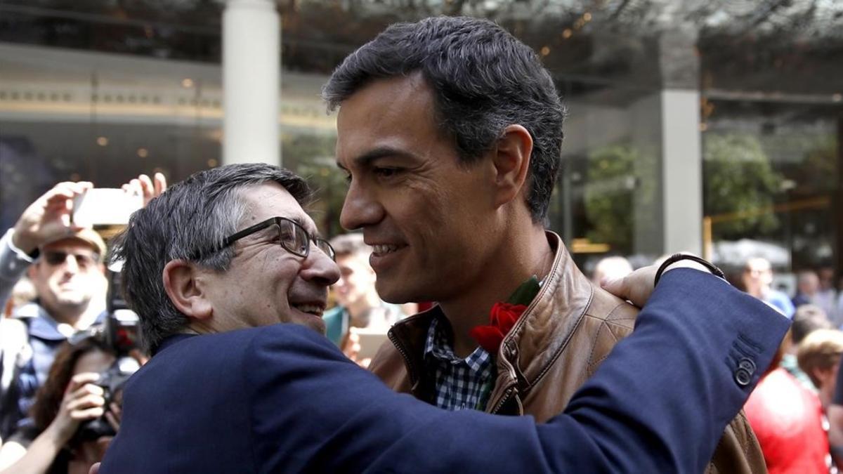 Patxi López abraza a Pedro Sánchez, el pasado Sant Jordi en Barcelona.