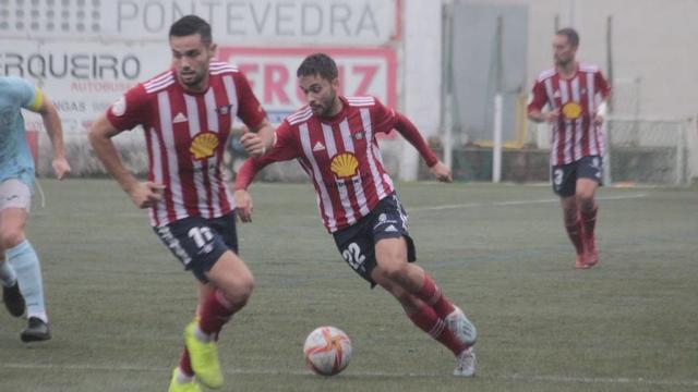 Álex, del Alondras, conduce el balón durante un encuentro de los de O Morrazo. |  // SANTOS ÁLVAREZ