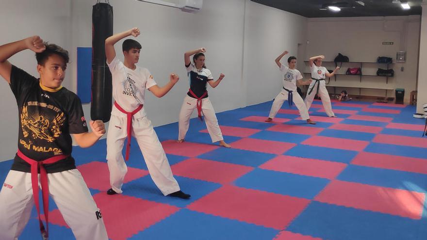 Niños del Club Invictus de Taekwon-Do se entrenan en la &#039;nueva normalidad&#039;.