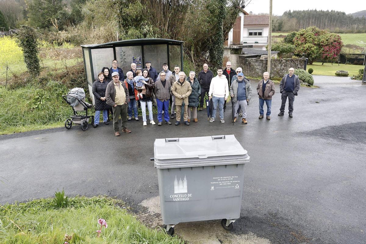 Veciños da parroquia de Busto, esta sábado, diante da parada do autobús.