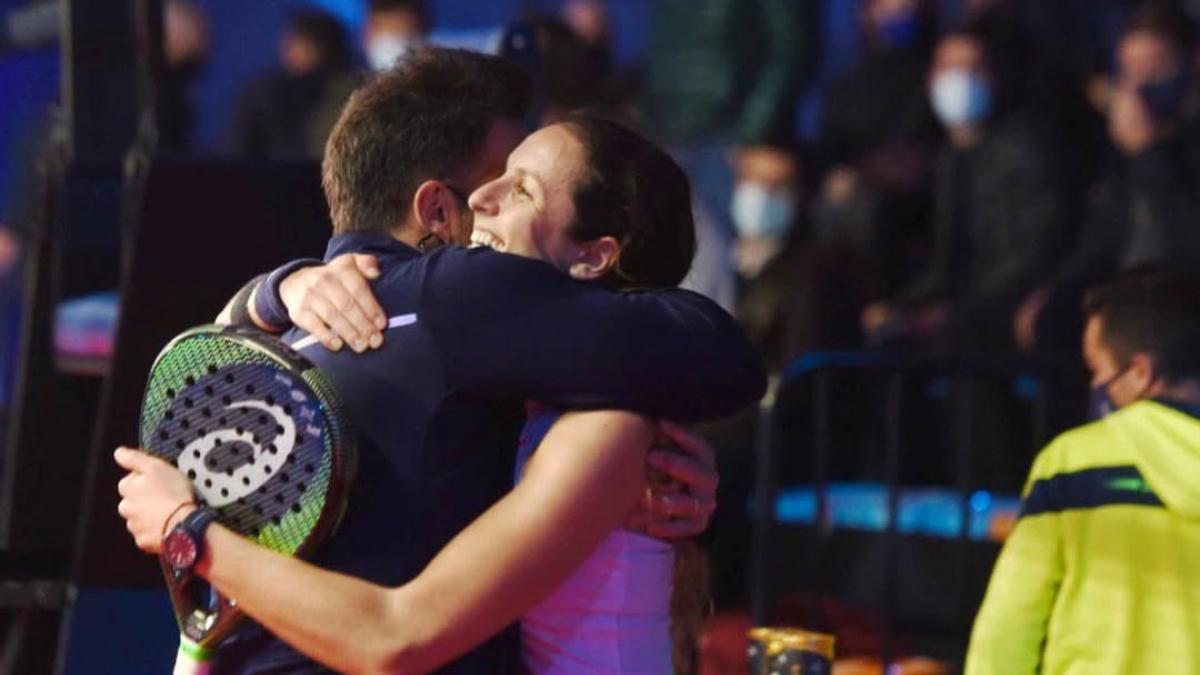 Rodri Ovide abraza a la que ha sido su pupila durante más de seis años