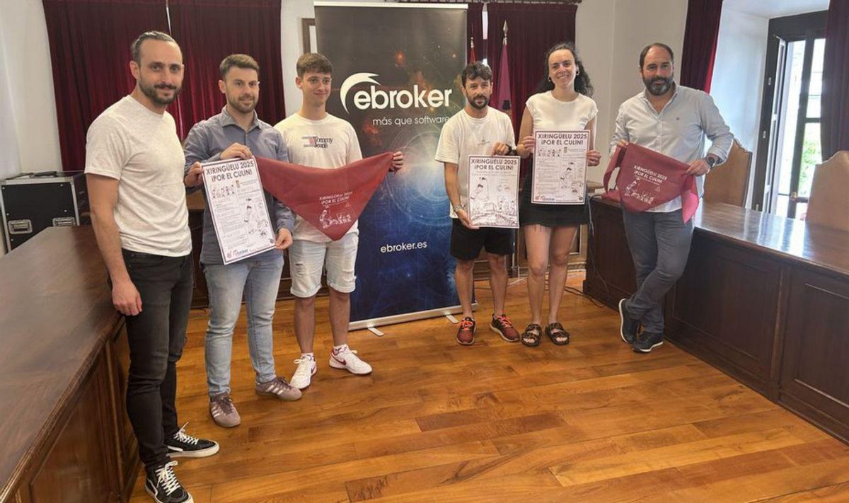 El alcalde, David Álvarez, primero por la derecha, con miembros de la cofradía, durante la presentación del programa. | LNE