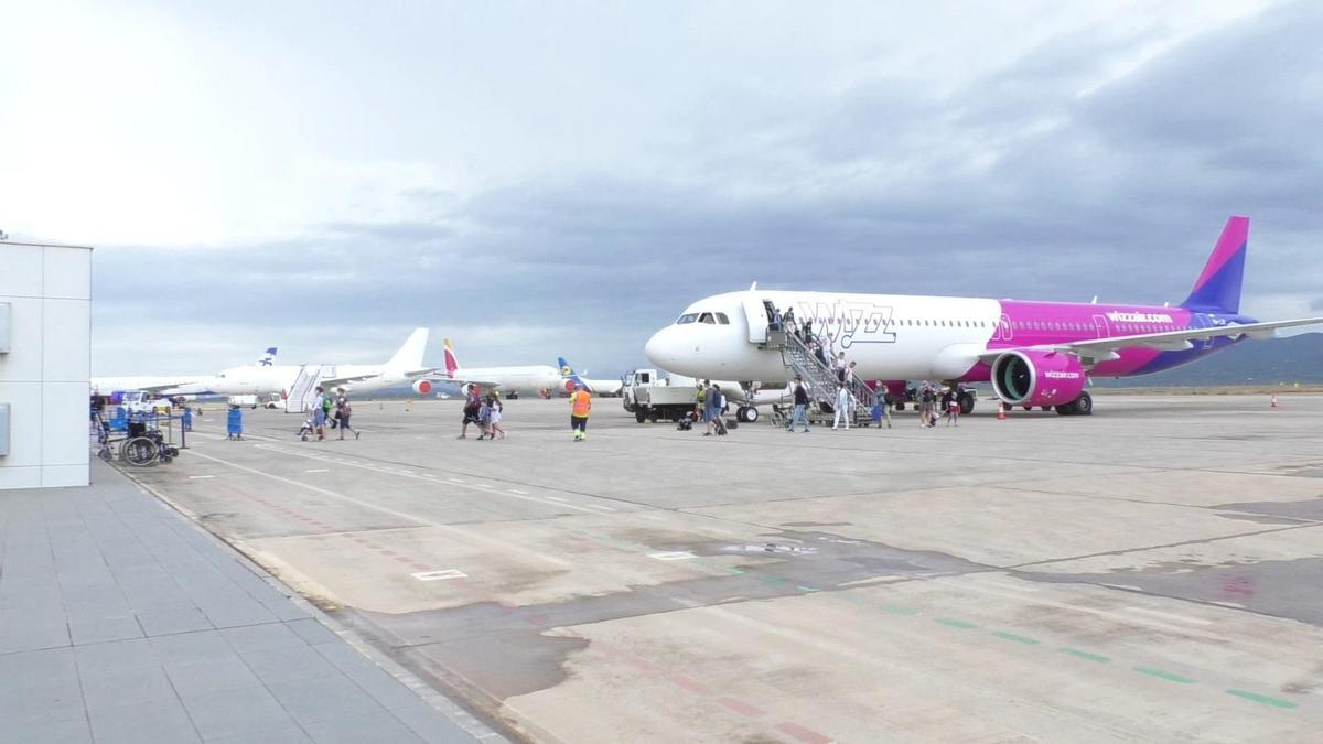 Un grupo de personas baja de un avión tras aterrizar en las instalaciones del aeropuerto de Castellón.