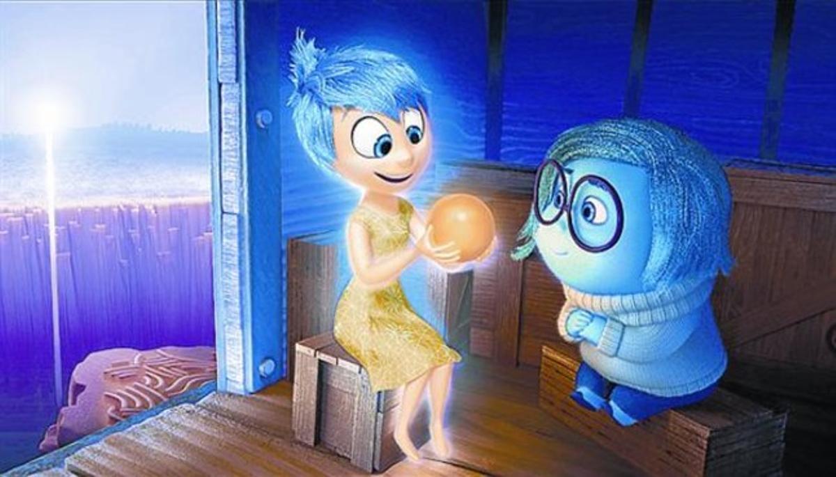 Imagen de la película de Pixar 'Del Revés', con los personajes de Alegría, de amarillo, y Tristeza, de azul.