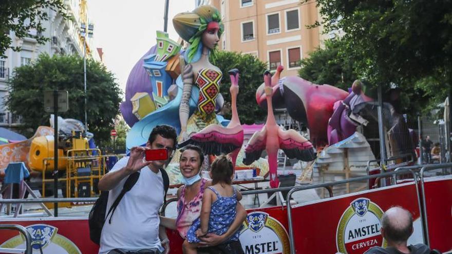 Primeros selfis ante el 
cuerpo central de 
la falla Sueca.  f.calabuig