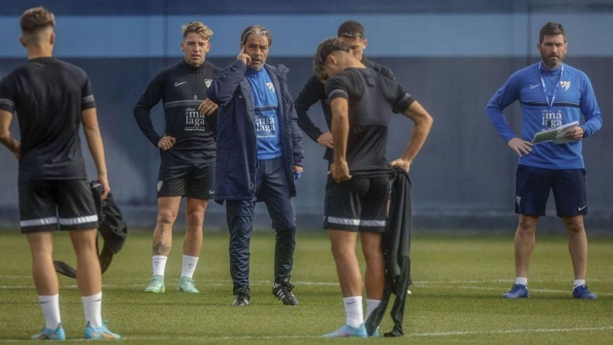 Natxo González, junto a sus
jugadores, durante un
entrenamiento. málaga cf
