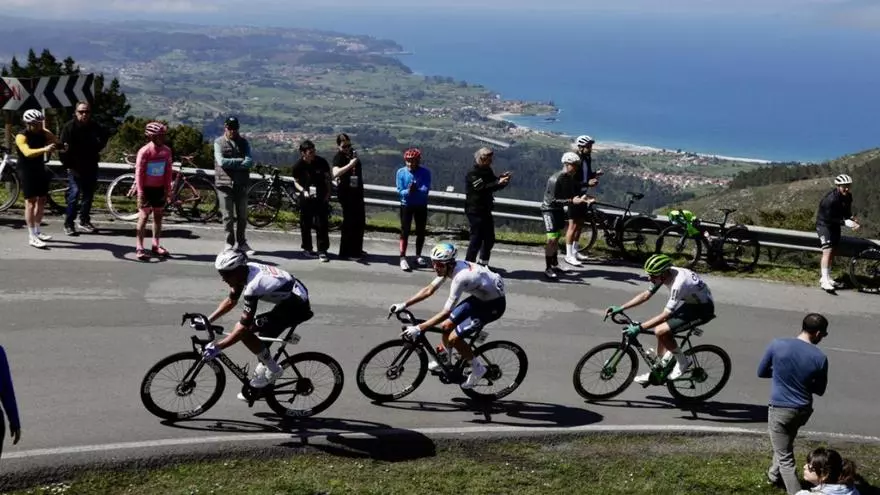 Soler, cras and Molenaar during the race