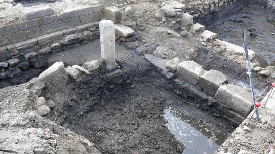 Una de las bitas para el amarre de barcos localizadas en la excavación del solar. // FdV