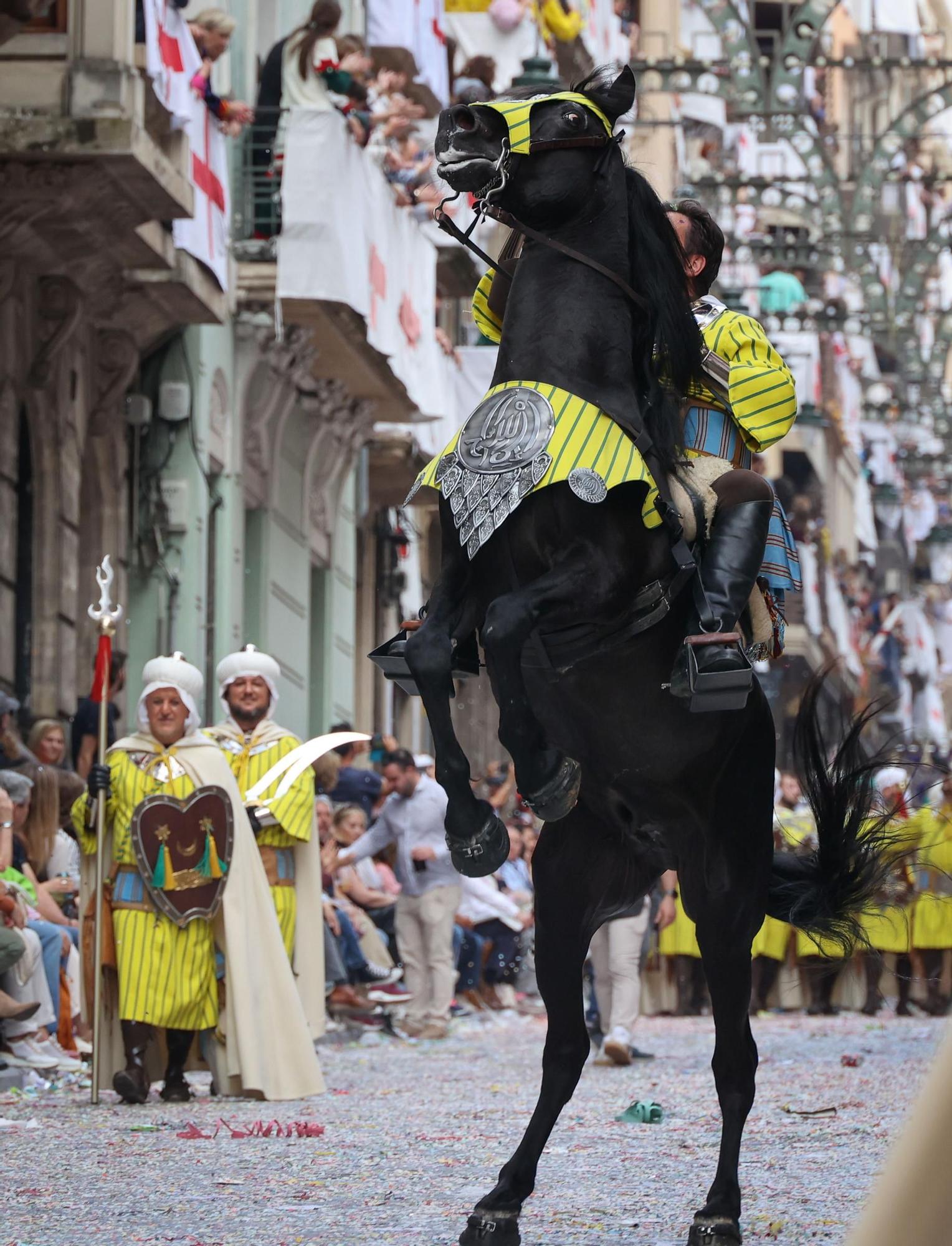 La mujer hace historia en la Entrada Mora de Alcoy