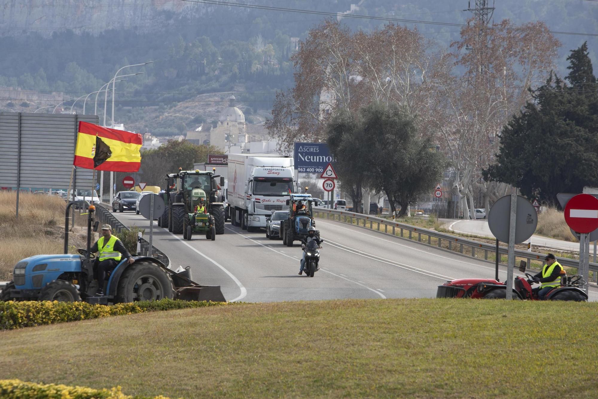 La tractorada por la crisis del campo se hace visible en Xàtiva