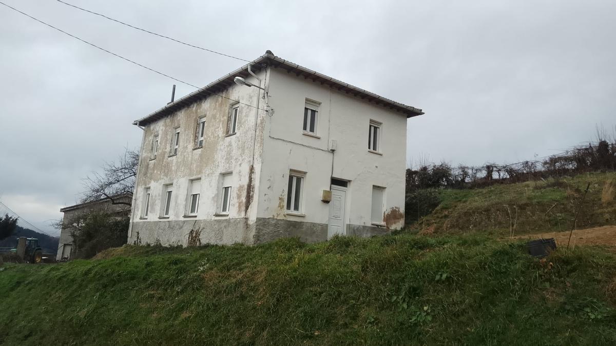 Edificio de la antigua escuela de Santiago de Sierra, cuya mesa electoral se quiere cancelar.