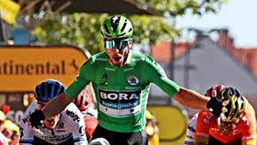 Peter Sagan cruzando la línea de meta ayer en Colmar.