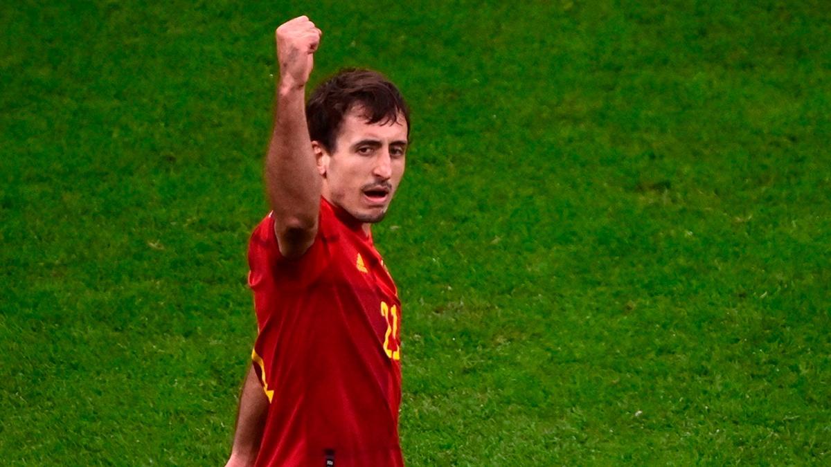 Mikel Oyarzabal, en un partido con la selección española.