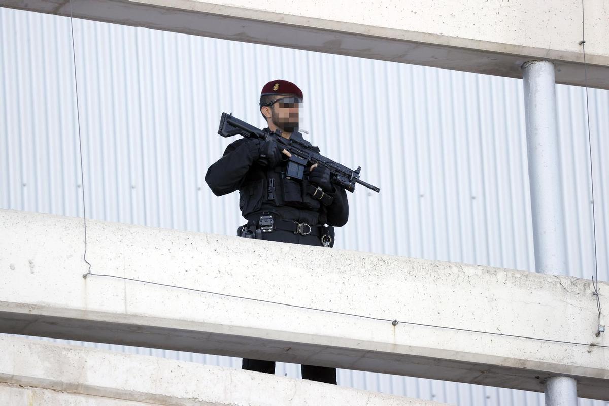 GRAF956. MADRID, 30/06/2022.- Un miembro de la policía nacional durante la segunda jornada de la cumbre de la OTAN en el pabellón de Ifema en Madrid este jueves. EFE/ Juan Carlos Hidalgo