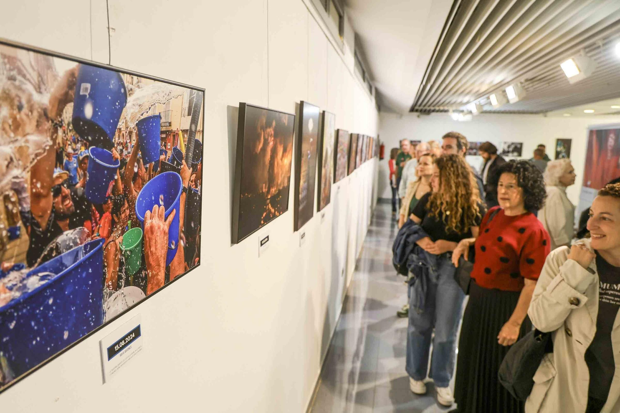 lleno total en la inauguración de INFotoperiodistas 2024,. un año de fotografía de prensa en Alicante