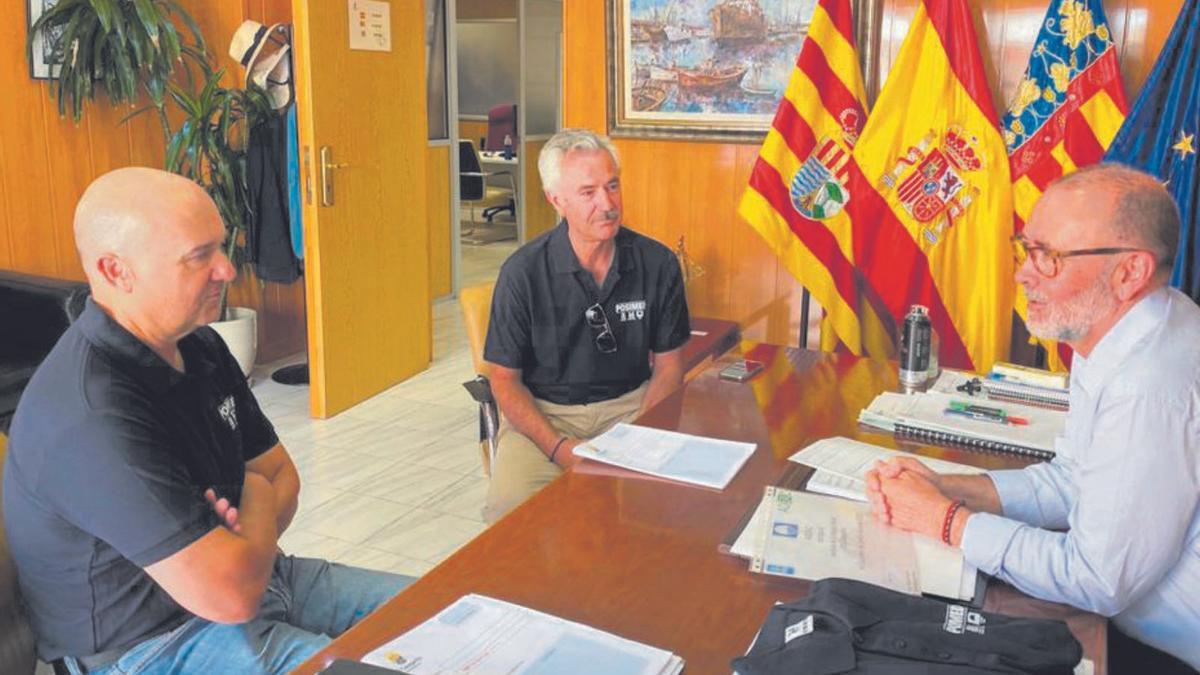 El alcalde, en su despacho con los responsables de la entidad.