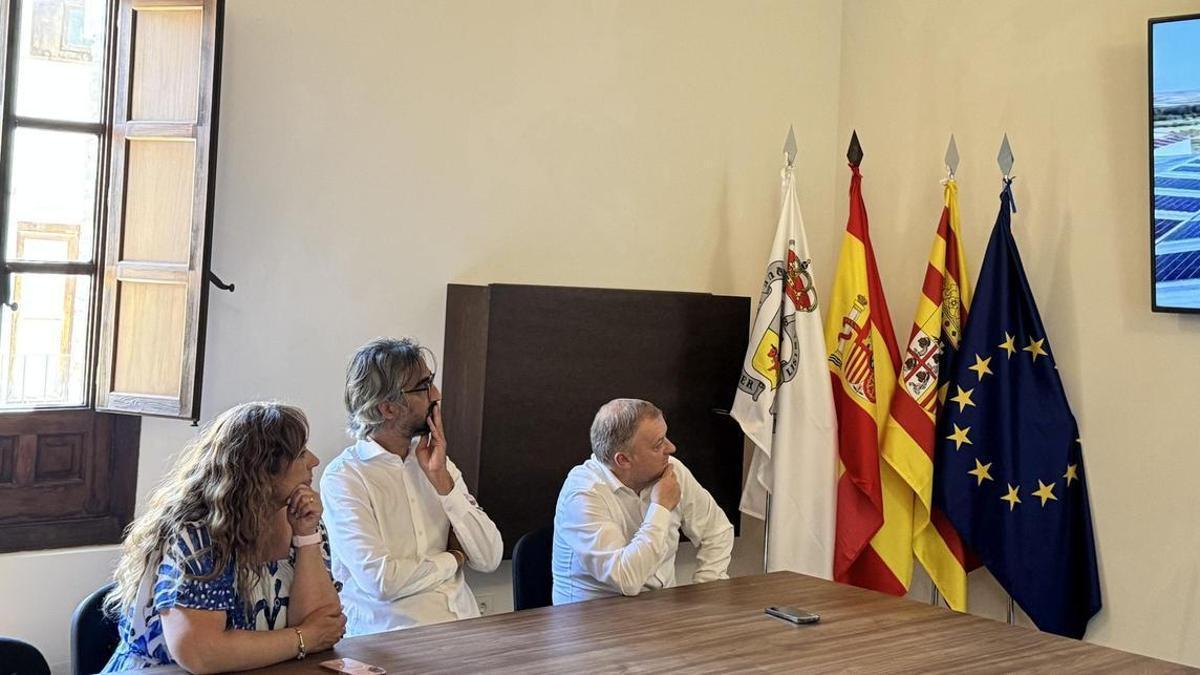 Durante su visita ayer a Borja, Miguel Rodrigo mantuvo un encuentro con Eduardo Arilla y Noelia Herrero en la Casa de las Conchas.