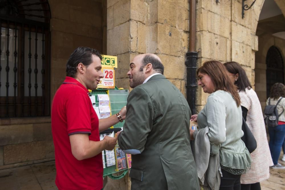 Minuto de silencio en el Ayuntamiento de Oviedo por las víctimas de la violencia machista