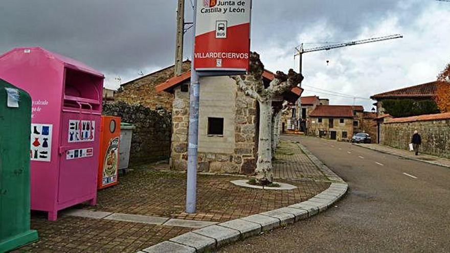 Contenedores de ropa y aceite instalados en Villardeciervos.