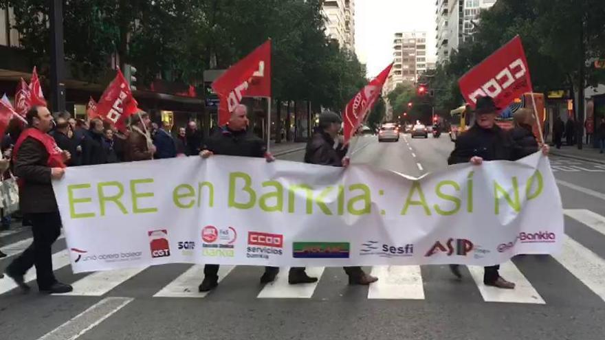 Una protesta de ida y vuelta de los trabajadores de Bankia