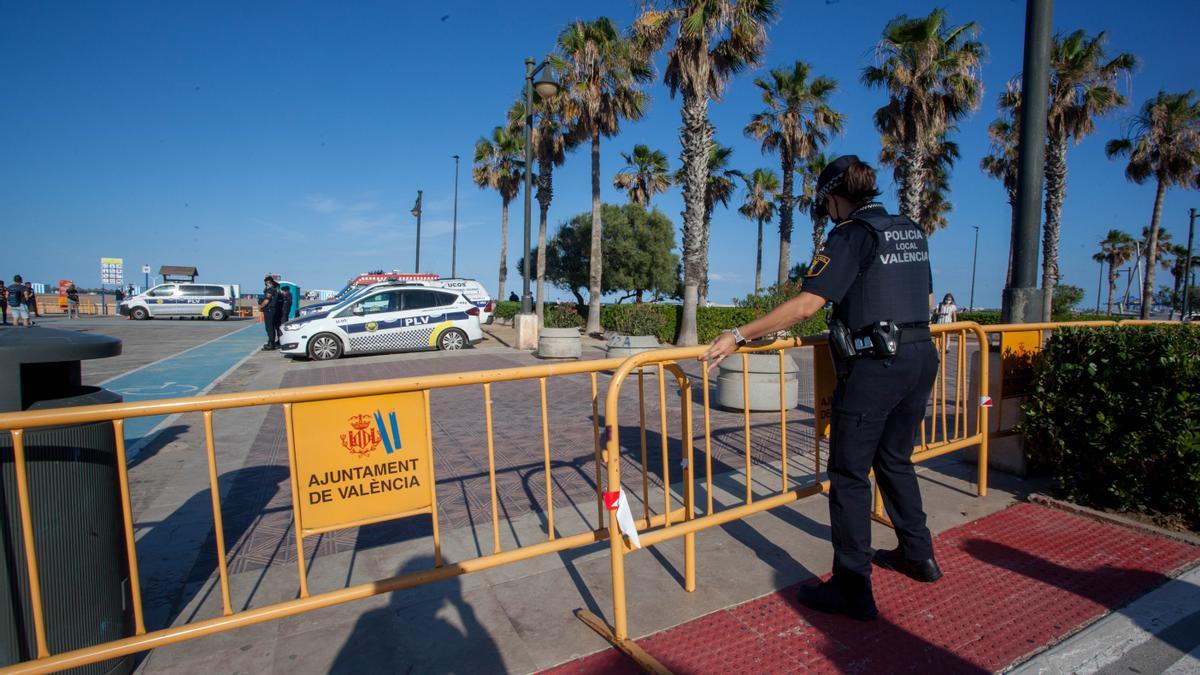 Playas cerradas el año pasado en València.