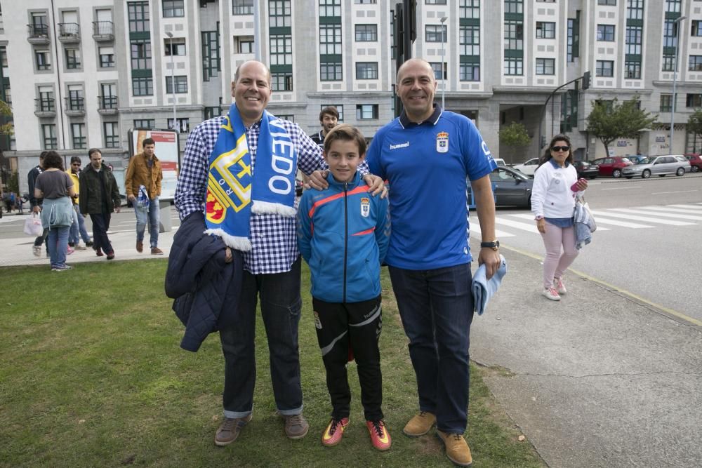 La afición azul apoya al Real Oviedo en el Tartiere