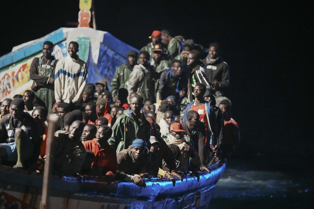 Desenes de persones, a la seva arribada al moll de La Restinga, a El Hierro, que va viure una nova onada migratòria.