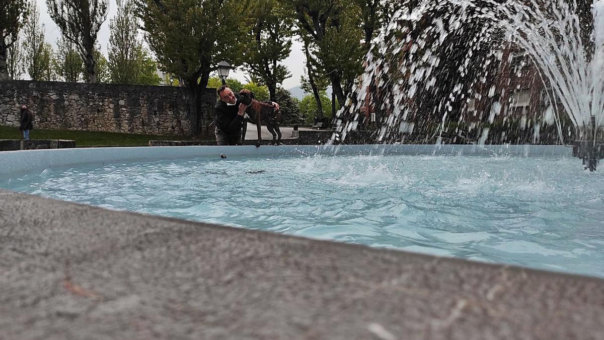 Raúl Rúa, con su perra “Noa”, ayer, en el estanque del parque de San Pedro. | F. V.