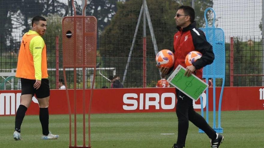 A la derecha, Garitano, ante Campuzano, durante un entrenamiento. | ÁNGEL GONZÁLEZ