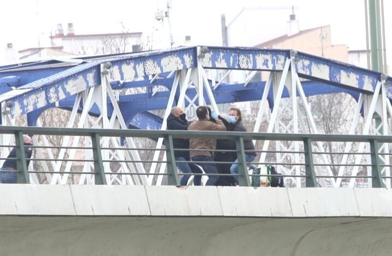 La Policía Nacional evita que un joven se suicide desde el puente de Hierro de Zaragoza