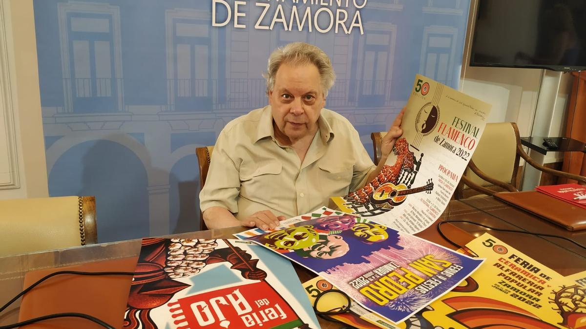 Antonio Pedrero rodeado por los cuatro carteles que ha confeccionado para el San Pedro 2022