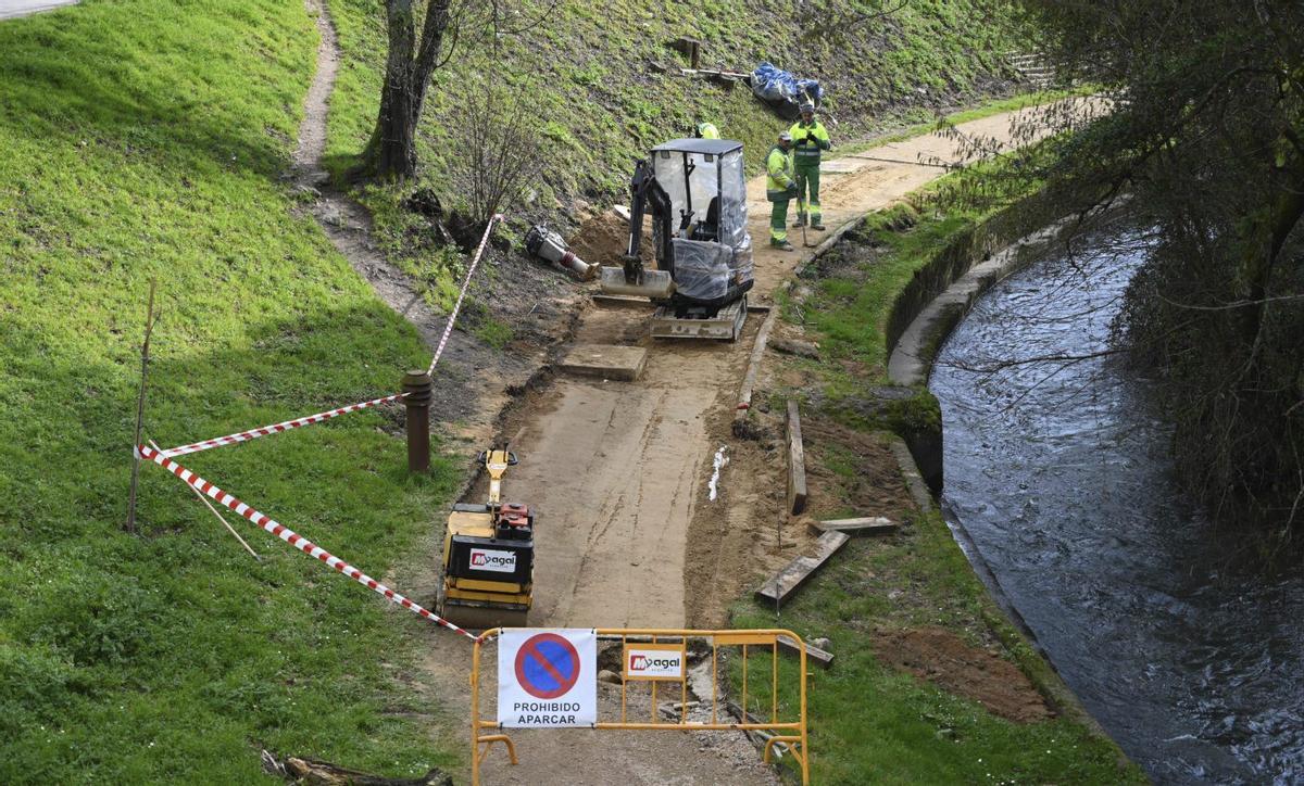 Trabajos en la jornada de ayer para reparar el paseo de Os Gafos.
