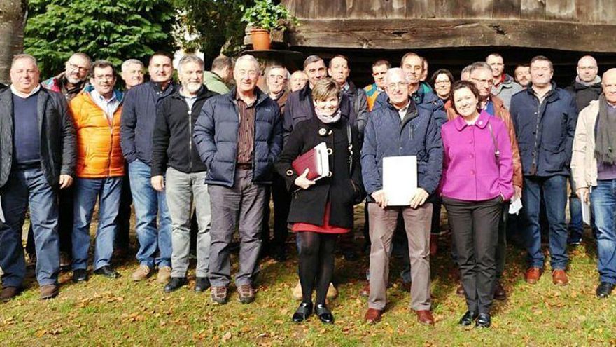 Foto de familia de los promotores de la gran senda del Navia.