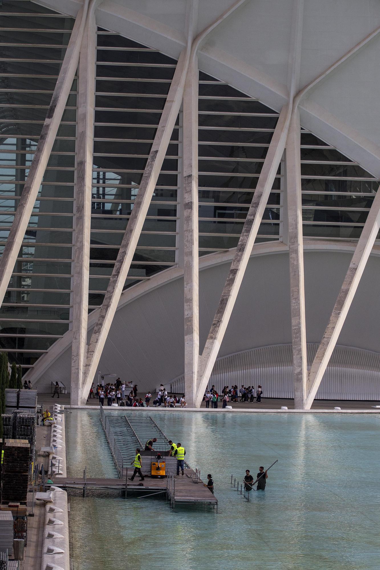 Empieza el montaje de la pasarela de meta del Maratón de València