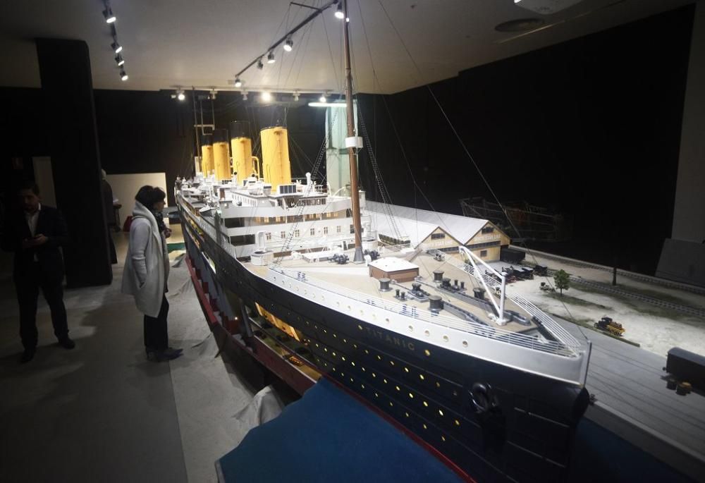 Montaje de la exposición sobre el Titanic en Murcia