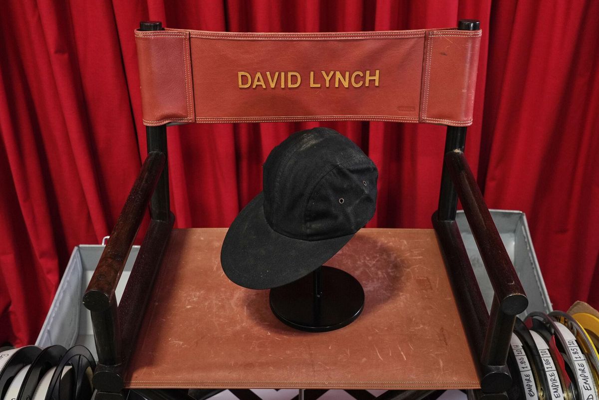 La silla de directo de Lynch junto a una gorra, subastada por 70.000 dólares.