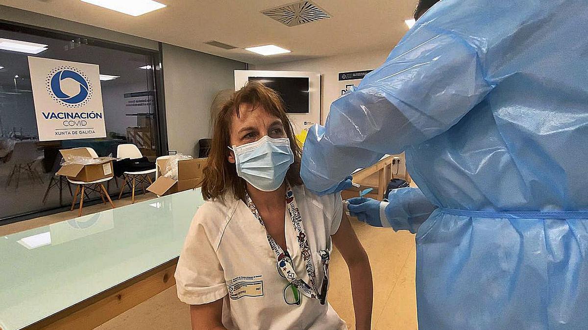 La enfermera Rosa Ferreiro fue la primera sanitaria vacunada en el hospital ourensano. |   // FDV