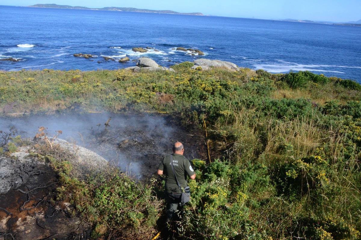 El primer incendio forestal del verano en O Morrazo quemó 3.500 metros cuadrados de monte raso en Cabo Udra, dentro de los terrenos de la Comunidade de Montes en Man Común de Beluso (Bueu). El primer incendio forestal del verano en O Morrazo quemó 3.500 metros cuadrados de monte raso en Cabo Udra, dentro de los terrenos de la Comunidade de Montes en Man Común de Beluso (Bueu).