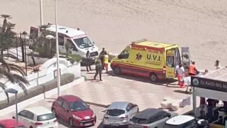 Atienden a una mujer desvanecida en la playa de Cullera