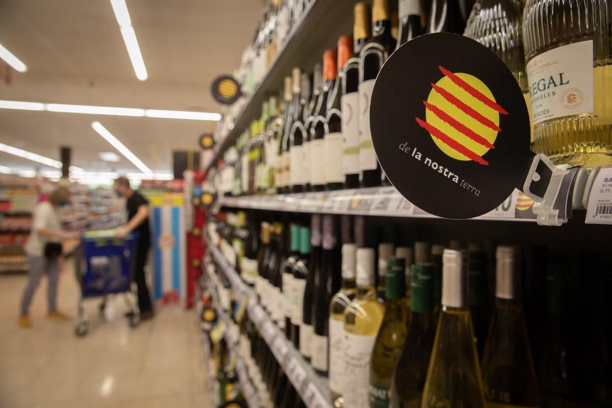 Sello identificativo de los productos de proximidad en un supermercado de Caprabo.