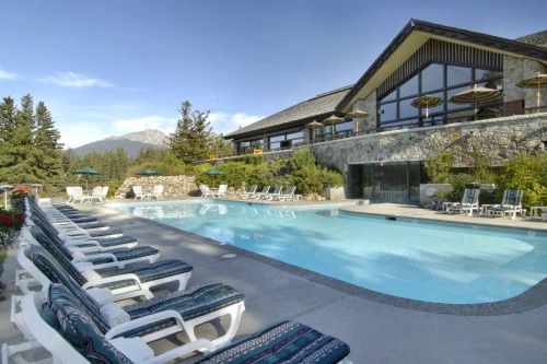 El Fairmont Jasper Park Lodge goza de una inigualable ubicación dentro del Parque de las Montañas Rocosas de Canadá.