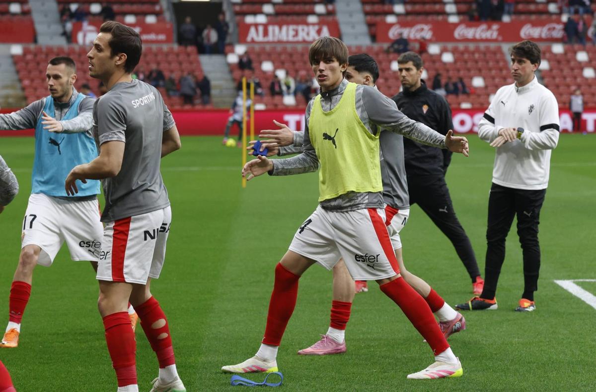 Andrés Cuenca, en el centro, durante el calentamiento del partido ante el Huesca. | ÁNGEL GONZÁLEZ