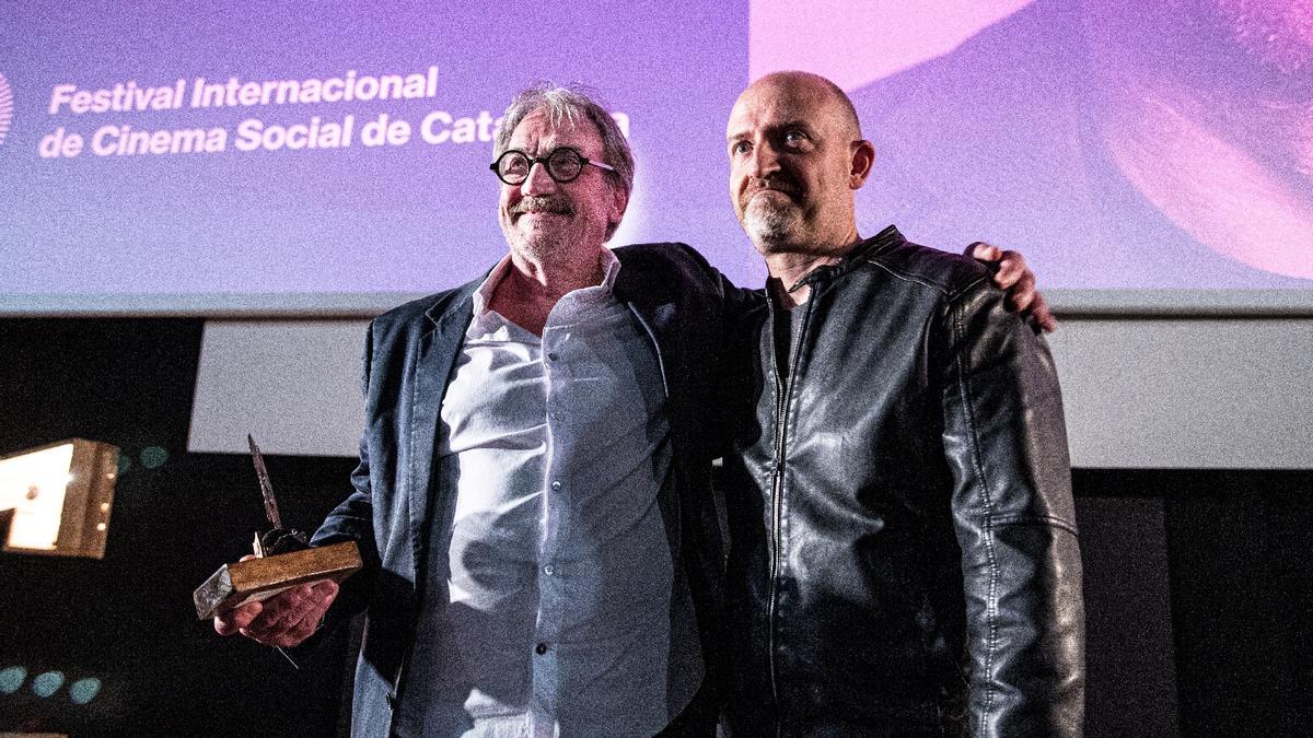 Carles Cases llueix el guardó en companyia d'Esteve Soler, director del Clam