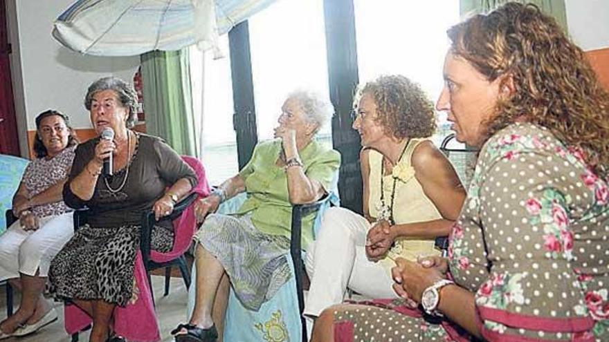 Las homenajeadas, durante su intervención.  // Noé Parga