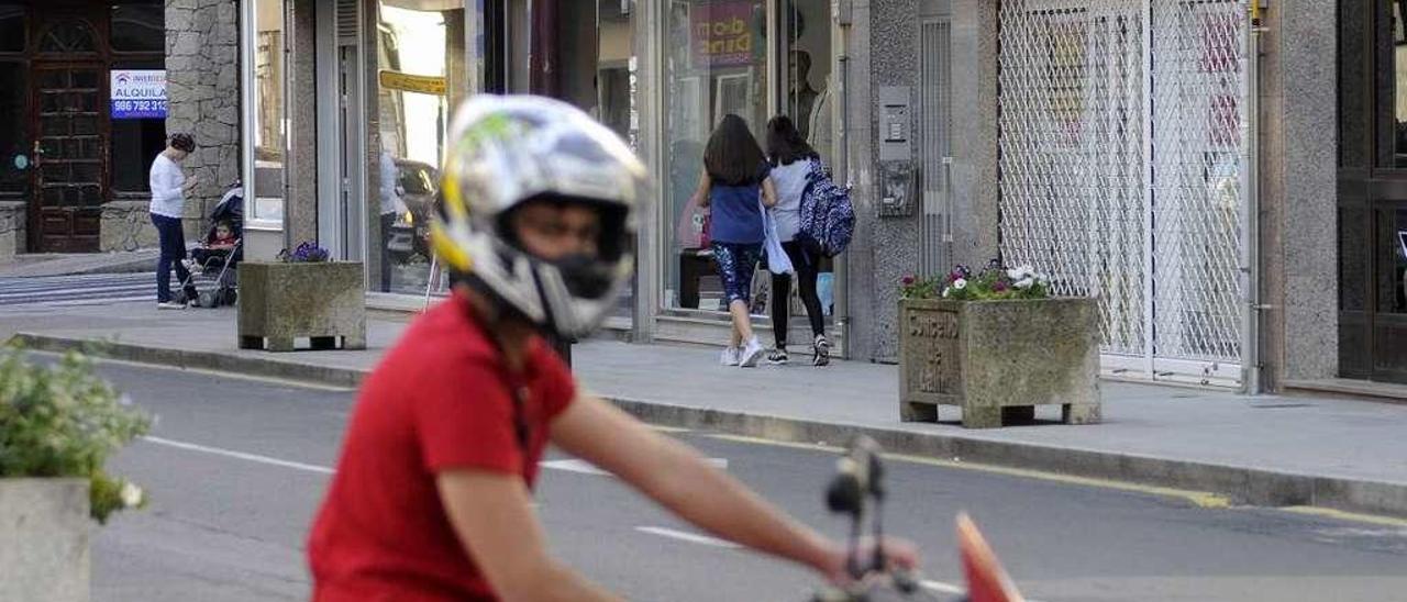 Tiendas de ropà y calzado en la calle D del casco urbano de Lalín. // Bernabé/Gutier