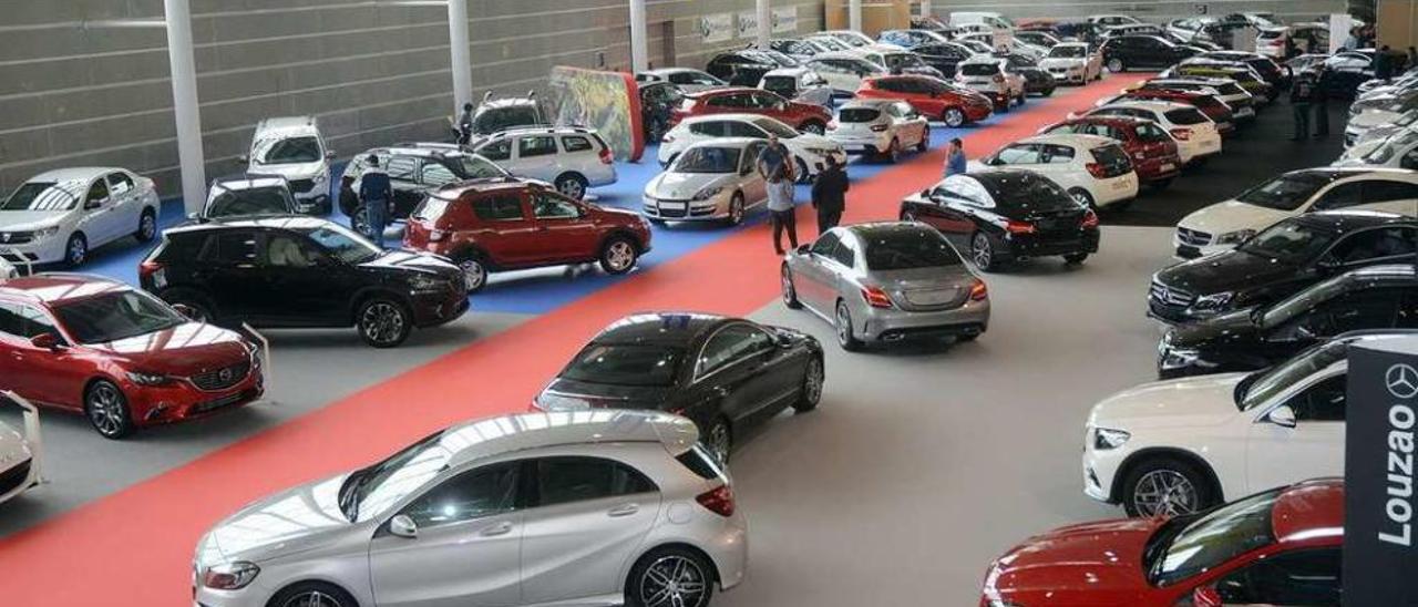 Coches expuestos en el salón Móvete, en el Pazo da Cultura. // Rafa Vázquez