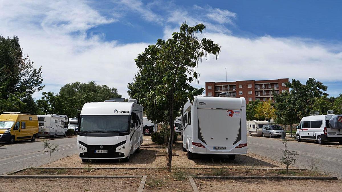 Dos caravanas en el parking del Área de Valorio. | Emilio Fraile