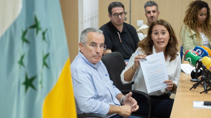 Lola García muestra un documento del Cabildo insular durante la rueda de prensa, ayer, ante la atenta mirada de Mario Cabrera. | | CARLOS DE SAÁ / EFE