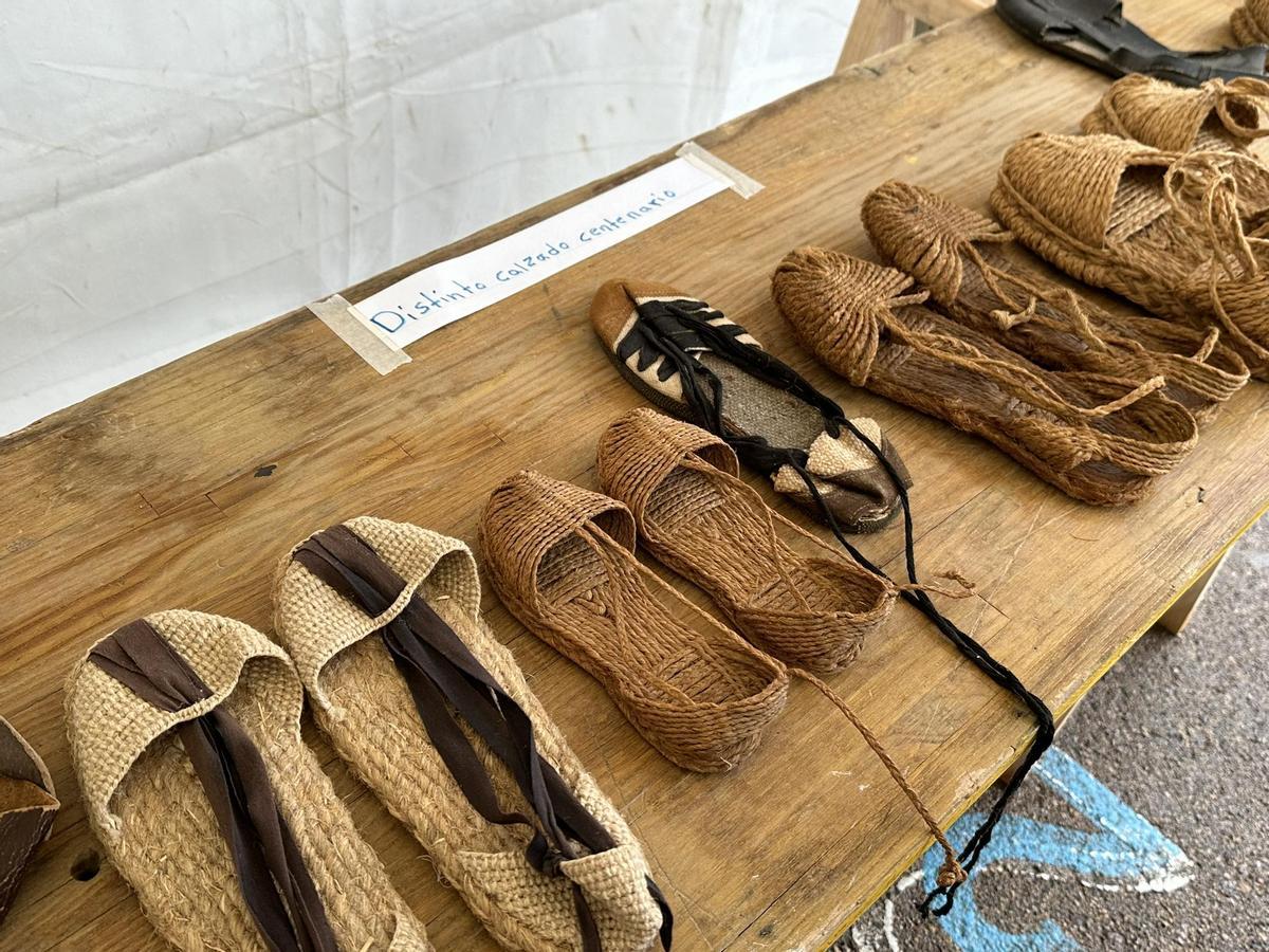 Exposición de calzado de época utilizado en el campo.